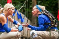 Death in Paradise – Ursprünglich sollte der Ausflug zur Teambildung die Mitarbeiter mehr zusammenschweißen. Doch auch während Chefin Annette (Michelle Collins, l.) und Mitarbeiterin Izzy (Kaye Wragg, r.) sich der nächsten Aktivität stellen, ist die Stimmung in der Gruppe angespannt.