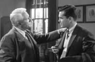 Das letzte Hurra – Um seine letzte Wahl zu gewinnen, engagiert Skeffington (Spencer Tracy, li.) seinen Neffen Adam Caulfield (Jeffrey Hunter, re.). Dieser ist Journalist und soll Skeffingtons Wahlkampf dokumentieren.