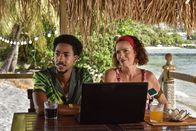 Death in Paradise – Officer Sebastian Rose (Shaquille Ali?Yebuah, l.) und Catherine Bordey (Élizabeth Bourgine, r.) fassen den Entschluss, Commissioner Selwyn Patterson in einer privaten Angelegenheit zu unterstützen.