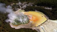 Neuseeland von oben (3sat) – Kupfer- und Schwefelablagerungen am Rande dieses Sees in der Thermalregion bei Rotoroa führen zu einem beeindruckenden Farb-Zusammenspiel.