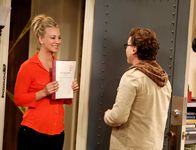 The Big Bang Theory – Penny (Kaley Cuoco, l.) hat eine Überraschung für Leonard (Johnny Galecki, r.). Doch noch ahnt sie nicht, dass sie damit einen Fehler gemacht hat ...