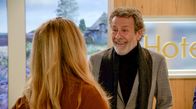 Rote Rosen – Gunter (Hermann Toelcke r.) sorgt sich um David, der plötzlich unauffindbar ist und sogar sein Café in Rostock verkauft hat. Als Gunter (Hermann Toelcke r.) die Sache selbst klären will, muss Carla (Maria Fuchs l.) ihm notgedrungen die Überraschung verraten...