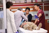 Chicago Med – l-r: Lynette Li als Nurse Nancy, Brian Tee als Ethan Choi
