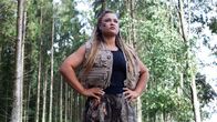 neoriginal: Pumpen – Survival-Bootcamp-Trainerin Agota Kabas (Sophia Thiel) versucht das "Fit & Fun"-Team für den Parcours zu motivieren.