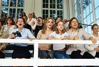 Unsre Mutter ist halt anders – Paula (Martina Gedeck, 2.v.l.), Fidel (Anja Sommavilla, 2.v.l.) und Lisa (Sidonie von Krosigk, 3.v.r.) haben gemeinsam mit Max (Richy Müller, 2.v.r.) Spaß am Pferderennen.
