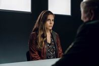 Hubert ohne Staller – Anna Wieser (Charlotte Stoiber) wird verhört. Kann sie zur Lösung des Falles beitragen?
