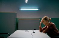 Sacha – Die prominente Genfer Staatsanwältin Anne Dupraz (Sophie Broustal) findet sich plötzlich auf der anderen Seite des Verhörraums wieder. Wie ist es dazu gekommen?
