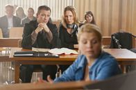 Danni Lowinski – Gemeinsam kämpfen sie für Monika Ditscheid (Antje Schmidt, 3.v.r.): Oliver (Jan Sosniok, 4.v.l.) und Danni (Annette Frier, vorne) ...