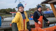 Fischer sucht Frau – Ole (David Simon) und Marie (Cornelia Gröschel) schuften auf dem Kutter.
