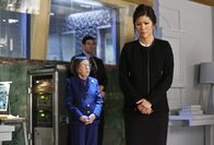 Navy CIS: L.A. – Nachdem U.S. Ambassador Nancy Kelly (Julie Chen, r.) einem Anschlag von Terroristen entkommen ist, beauftragt Hetty (Linda Hunt, l.) Callen und Sam mit einer gefährlichen Mission, um ein wichtiges Beweisstück zu sichern ...