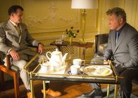 Elementary – Captain Gregson (Aidan Quinn, r.) befragt Morland (John Noble, l.) zum Mord an Emil Kurtz, einem seiner Mitarbeiter, der das Ziel eines Auftragskillers war. Auch Holmes und Watson ermitteln und sich höchst beunruhigt, berichtete Emil Watson doch regelmäßig von Morlands Machenschaften ...