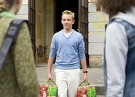 Schloss Einstein – Jannis (Maximilian Scharr) kann gerade noch verhindern, dass ihn Alva (Annalisa Weyel, li.) und Lejla (Tiesan Atas, re.) bei seinem Geschäft ertappen.