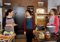 Rote Rosen – ARD ROTE ROSEN FOLGE 1476 Uhr im ERSTEN. Vera (Sandra Speichert, l.), Merle (Anja Franke, M.) und Naomi (Barbara Lanz, r.) beschließen, dass Torben einen Vertrag über den Hofladen für sie aufsetzen soll.