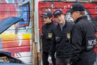 Navy CIS: New Orleans – Ein neuer Mordfall wartet auf Pride (Scott Bakula, r.), Brody (Zoe McLellan, l.) und Lasalle (Lucas Black, M.) ...