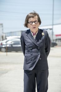 Navy CIS: L.A. – Hetty (Linda Hunt) ist beunruhigt, als sich Callen abkapselt und ohne sein Team arbeitet ...