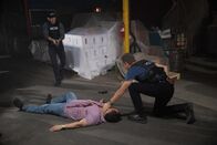 Navy CIS: New Orleans – Bei dem Versuch den Mord am Sohn eines Großverbrechers aufzuklären, geraten LaSalle (Lucas Black, l.) und Pride (Scott Bakula, r.) mächtig zwischen die Fronten. Nicht alle überleben die Jagd ...