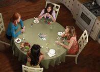 Desperate Housewives – Das letzte Pokerspiel: Susan (Teri Hatcher, hinten), Lynette (Felicity Huffman, r.), Gabrielle (Eva Longoria, vorne) und Bree (Marcia Cross, l.) ...