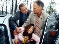 In aller Freundschaft – Prof. Reutter (Hans Peter Hallwachs, links) und Prof. Simoni (Dieter Bellmann) helfen der Frau eines Kollegen (Cornelia Schindler) nach einem schweren Autounfall aus dem Auto. Sie muß sofort operiert werden, und Prof. Reutter kann seine Erfahrung und Kompetenz dabei unter Beweis stellen...