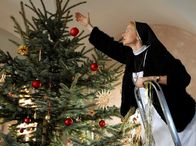 Um Himmels Willen – Schwester Agnes (Emanuela von Frankenberg) findet, dass der Weihnachtsbaum zu hoch ist.