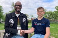 Yared kommt rum – Yared (links) mit Grambows erstem Jugendbürgermeister Ole Prokein.