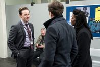 Ellis – DI Jamie Morrison (Sam Marks, l.) . ist nicht begeistert, dass er mit Ellis (Sharon D Clarke, r.) und Harper (Andrew Gower, 2.v.r.) zusammenarbeiten muss.