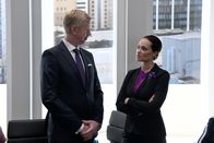 Alles oder Nichts – Kann Melissa (Sarah Maria Besgen, r.) Olaf (Thomas Morris, l.) zum Sieg gratulieren?
