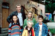 Die Kinder vom Alstertal – Hinten: Malte (Jan Hendrik Heinzmann), Susi (Kerstin Dräger), von links: Kiki (Thuy-Anh Cao), Merle (Elisa Pries), Sören (Felix Beyerbach).