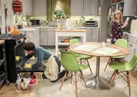 The Big Bang Theory – Die Comic-Con bringt nicht nur Raj an seine Grenzen - auch Howard (Simon Helberg, l.) wird einiges abverlangt. Unter welcher Bedingung wird Bernadette (Melissa Rauch, r.) ihn gehen lassen?