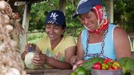 Zu Tisch ... – Lucila Herrera Torres und Loraine Girón Torres bereiten für die Macheteros das Mittagessen.