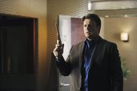 Castle – Blöderweise hält Richard (Nathan Fillion) gerade die Waffe in der Hand, als der neue Freund seiner Tochter den Raum betritt ...
