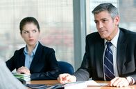 Up in the Air – Ryans (George Clooney) ehrgeizige jüngere Kollegin Natalie (Anna Kendrick) hat ein Videochat-System entwickelt, das Ryans Job überflüssig macht.