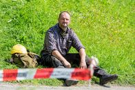 SOKO Kitzbühel – Unter Bergarbeitern, die nach Smaragden suchten, kam es zu einem Mord. Das macht die Bergarbeiter selbst zu Tatverdächtigen. Heinz Kahlberger (Tobias Ofenbauer) ist einer von ihnen. Kann er die Ermittler auf etwas hinweisen, damit diese den richtigen Fund in dem Mordfall machen?