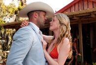 Parker – Während Parker (Jason Statham, l.) seine neue Identität zu lieben lernt, kämpft seine Freundin und Hurleys Tochter Claire (Emma Booth, r.) noch mit ihrer Flucht. Kann sie sich daran gewöhnen?