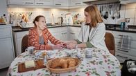 Die Eifelpraxis – Alltag der Versorgungsassistentin: Vicky (Jessica Ginkel, re.) macht einen Hausbesuch bei Frau Bernhard (Eva-Maria Kurz).
