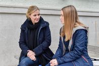Die Chefin – Vera Lanz (Katharina Böhm, l.) führt mit Pia Schuster (Tabea Willemsen, r.) ein Gespräch. Sie möchte wissen, was passiert ist.