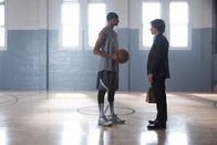 The Gambler – Bennett (Mark Wahlberg, r.) ist am Ende und braucht die Hilfe seines Studenten Lamar (Anthony Kelly, l.), um seine Schulden zu begleichen und sein Leben zu retten. Fragt sich nur, ob sich der Basketballer darauf einlässt ...