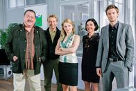 Die Rosenheim-Cops – Die Rosenheim-Cops Korbinian Hofer (Joseph Hannesschläger, l.), Sven Hansen (Igor Jeftic, r.), Michi Mohr (Max Müller, 2.v.l.) und ihre Kolleginnen Patricia Ortmann (Diana Staehly, 3.v.l.) und Miriam Stockl (Marisa Burger, 2.v.r.).