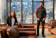 MacGyver – Matty Webber (Meredith Eaton, l.); Wilt Bozer (Justin Hires, r.)