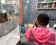 Black-ish – (v.li.): Allen Maldonado (Curti), Geffri Maya (Zion), Jeff Meacham (Josh), Marcus Scribner (Andre ‚Junior‘ Johnson jr.), Anthony Anderson (Andre ‚Dre‘ Johnson).