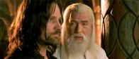 Der Herr der Ringe - Die Rückkehr des Königs – Das Fortbestehen der Menschheit ist ungewiss: Aragorn (Viggo Mortensen, l.) und Gandalf (Ian McKellen, r.) versuchen alles, was in ihrer Macht steht, um Sauron zu besiegen ...
