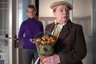 In aller Freundschaft – Kathrin Globisch (Andrea Kathrin Loewig, li.) hat Marlies Böhmer (Ursula Werner, re.) eingeladen. Sie ist die Großmutter ihrer Tochter Hanna, aber auch die Mutter des Mannes, der sie vor vielen Jahren vergewaltigt hat. Kathrin bietet Marlies an, mit Hanna Kontakt zu haben. Doch dafür muss Marlies ihr ein Versprechen geben.
