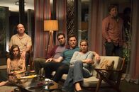 The Invitation – Die Gäste erwartet schon kurz nach der Ankunft eine verstörende Botschaft. Von links: Sadie (Lindsay Burdge), Pruitt (John Carroll Lynch), Miguel (Jordi Vilasuso), Tommy (Mike Doyle), Claire (Marieh Delfino), Ben (Jay Larson).
