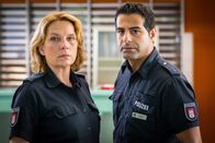 Notruf Hafenkante – Claudia (Janette Rauch) und Tarik (Serhat Cokgezen) übernehmen die Ermittlungen, um die Unschuld ihres Kollegen Mattes zu beweisen.