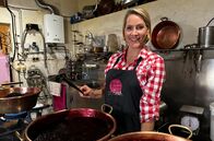 Wunderschön! – Judith Rakers macht Cassis-Marmelade. In der Côte de Nuits taucht Judith in die Welt der schwarzen Johannisbeeren ein.