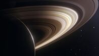Die Planeten – Saturns Ringe bestehen fast vollständig aus Eis. Sie sind so hell, dass sie das Sonnenlicht reflektieren und so auch von der Erde aus mit dem Teleskop zu erkennen sind.