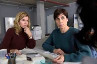 Tödliche Geheimnisse - Das Versprechen – Karin (Anke Engelke, li.) und Rommy (Nina Kunzendorf) machen als investigative Journalistinnen weiter, wer den Preis für günstig gebauten Wohnraum im boomenden Berlin bezahlt: illegale Arbeitsmigranten, die sklavenähnlich auf Baustellen ausgebeutet werden.