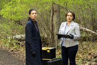 FBI: Most Wanted – Kristin Gaines (Alexa Davalos, l.); Hana Gibson (Keisha Castle-Huhges, r.)