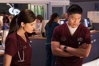 Chicago Med – Chicago Med Staffel 2 Folge 15 Gemeinsam versuchen sie eine Lösung zu finden: Torrey DeVitto als Dr. Natalie Manning, Brian Tee als Dr. Ethan Choi Copyright: SRF/NBC Universal