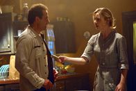 Monk – Hat Melissa George (Jenna Ryan, r.) etwas mit dem Mord ihres Schauspielkollegen zu tun? Monk (Tony Shalhoub, l.) versucht das herauszufinden und übernimmt die Rolle seines ermordeten Vorgängers.