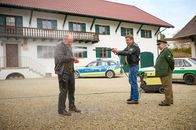 Rehragout-Rendezvous – v.li.: Rudi Birkenberger (Simon Schwarz), Franz Eberhofer (Sebastian Bezzel), Moratschek (Sigi Zimmerschied).
